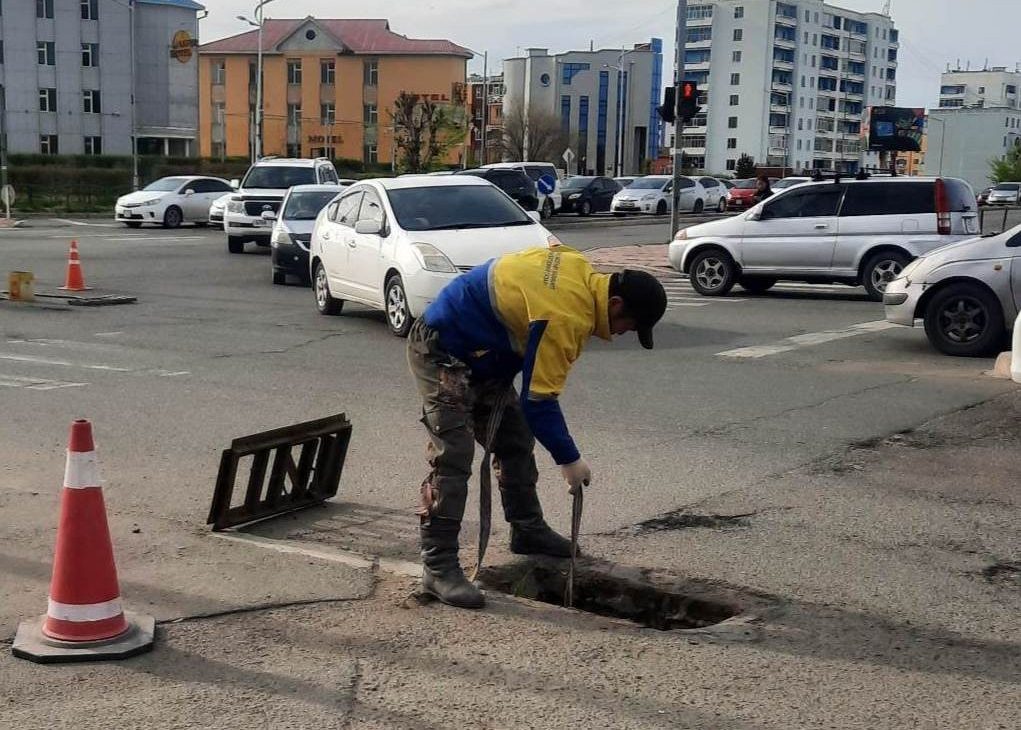 Авто замын трапны эхний ээлжийн цэвэрлэгээ явагдаж байна.