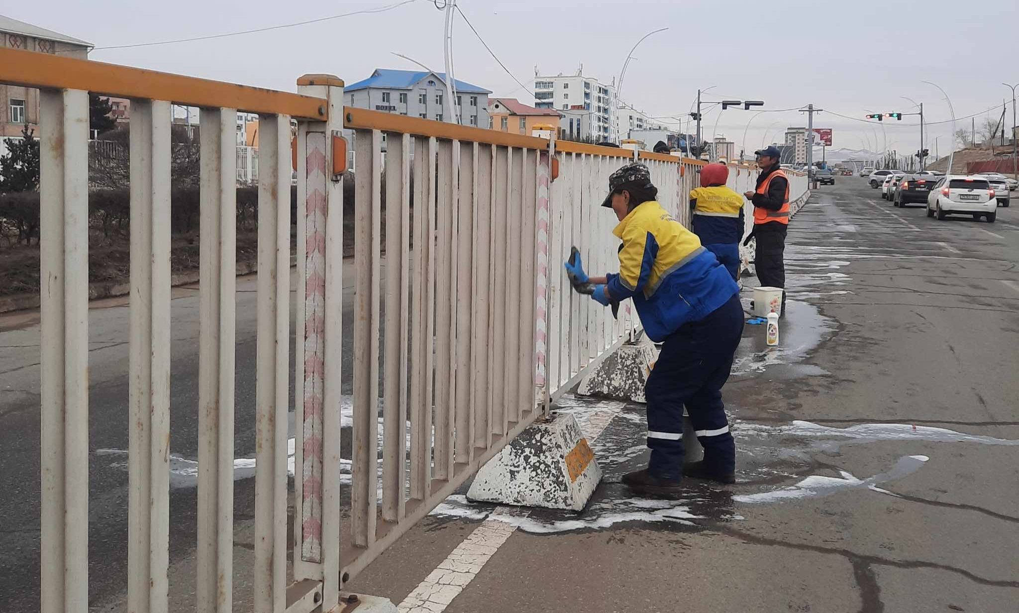 Хайс, хашааны өнгийг сэргээн угаах ажил хийгдэж байна.